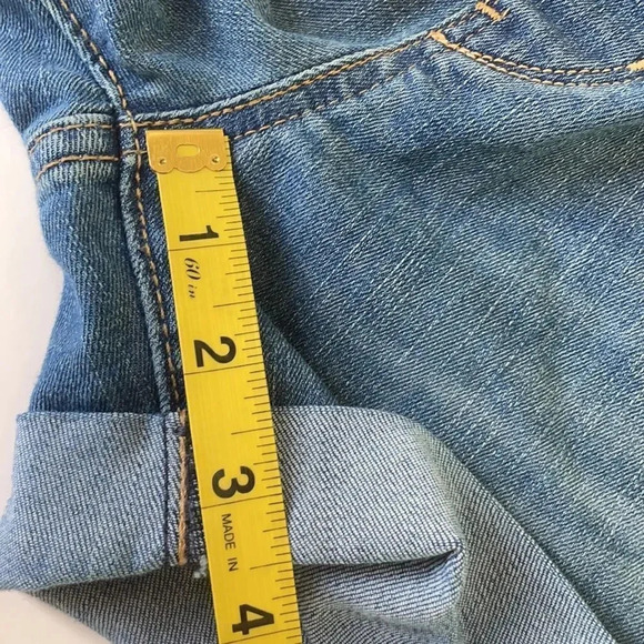 Levi’s signature maternity jean shorts, over the belly. Cuffed. Size small - Picture 7 of 11